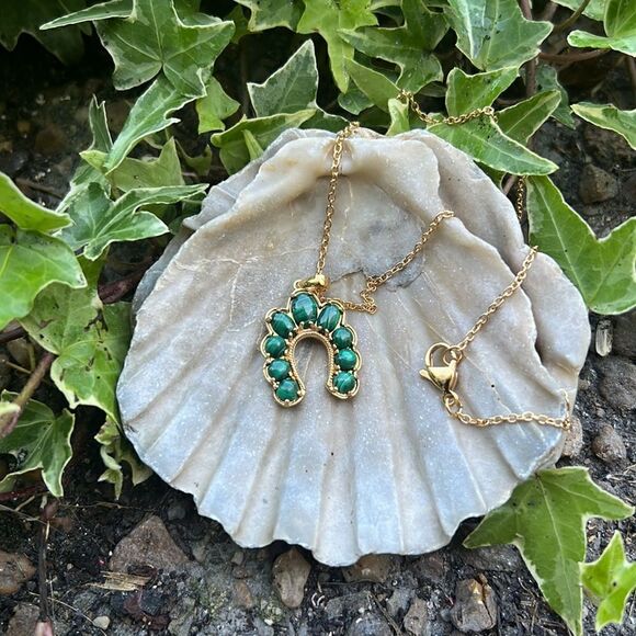 NIB KARIS African Malachite Horseshoe Pendant Necklace 20 Inches - Picture 1 of 6